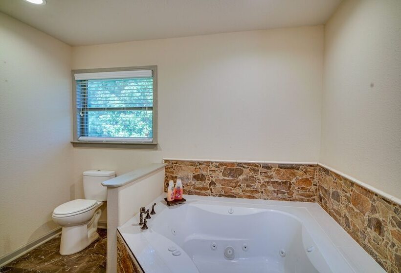 Louisiana Abode   Balcony, Pool Table & Lake Views