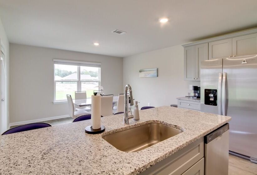 3 Mi To Steve S Marina: Long Beach Home W/ Patio