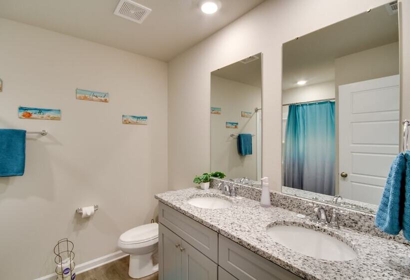 3 Mi To Steve S Marina: Long Beach Home W/ Patio