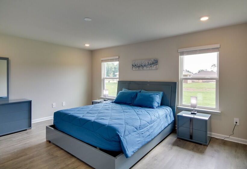 3 Mi To Steve S Marina: Long Beach Home W/ Patio