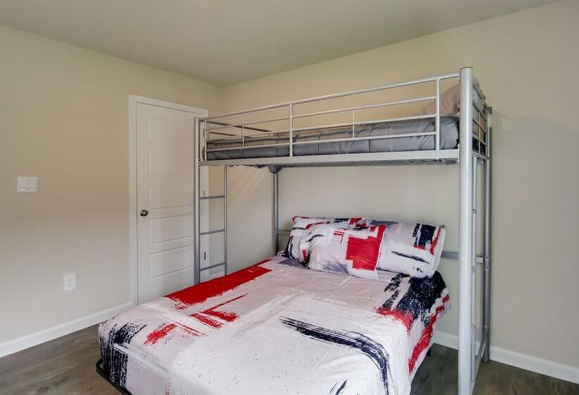 3 Mi To Steve S Marina: Long Beach Home W/ Patio