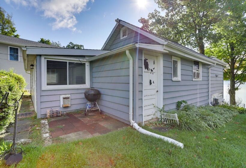 Sister Lakes Cottage W/ Dock & Grill!