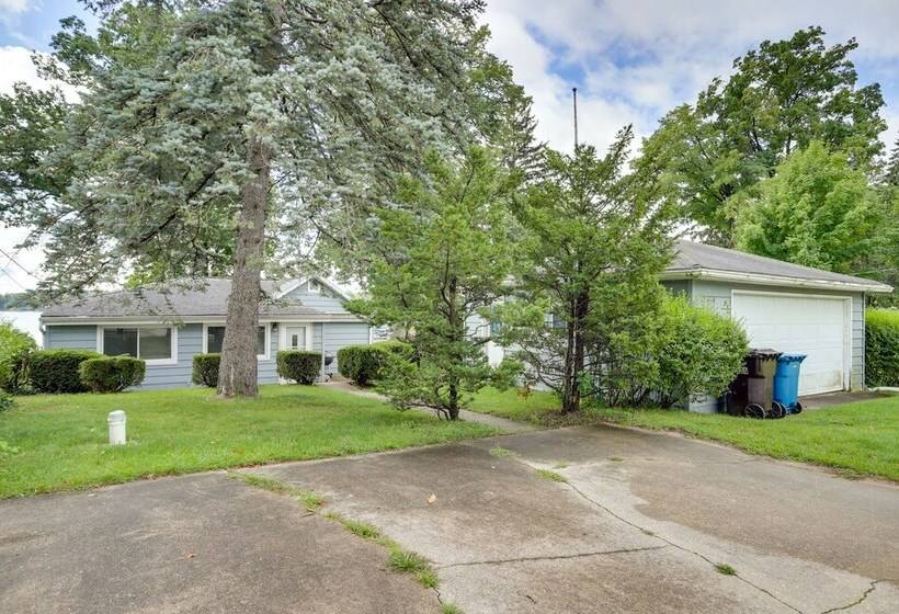 Sister Lakes Cottage W/ Dock & Grill!