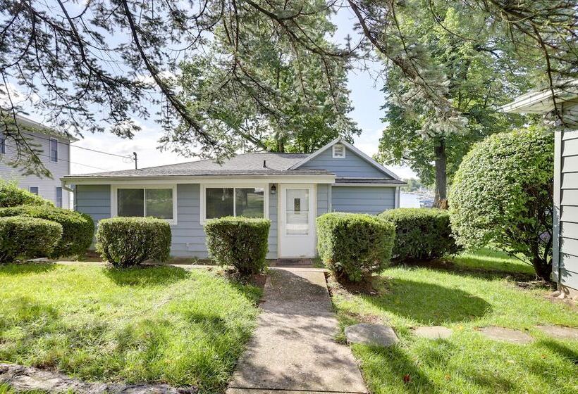 Sister Lakes Cottage W/ Dock & Grill!