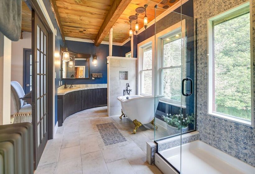 Luxe 14 Acre Vermont Countryside Lodge!