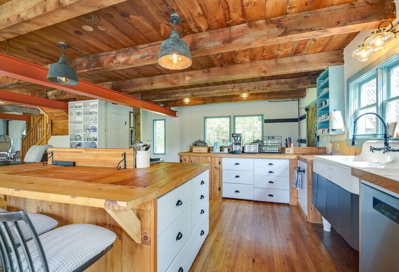 Luxe 14 Acre Vermont Countryside Lodge!