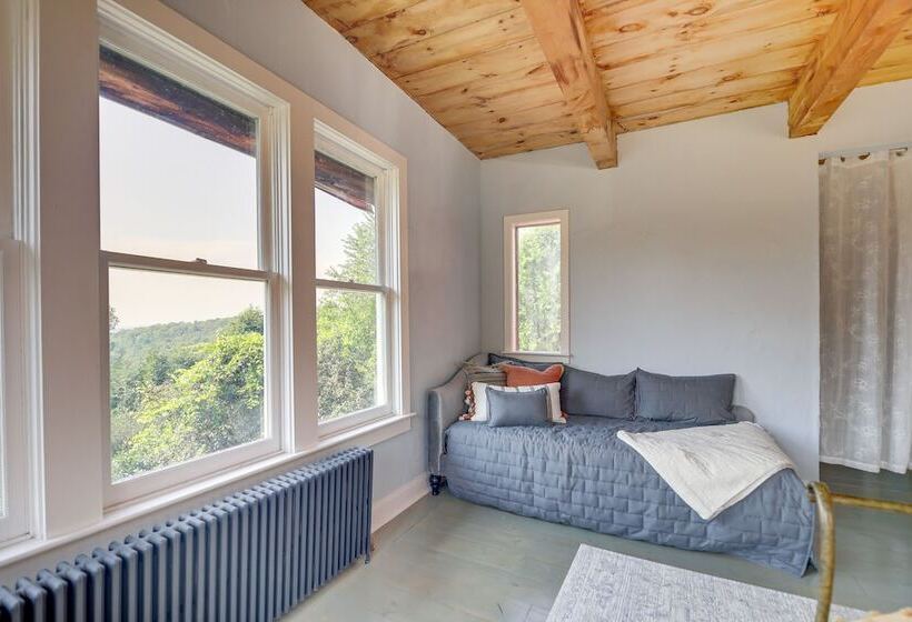 Luxe 14 Acre Vermont Countryside Lodge!