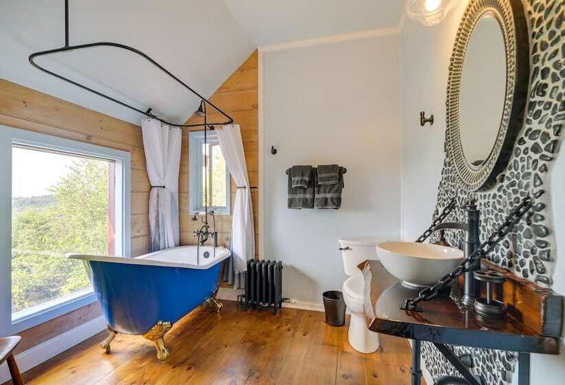 Luxe 14 Acre Vermont Countryside Lodge!