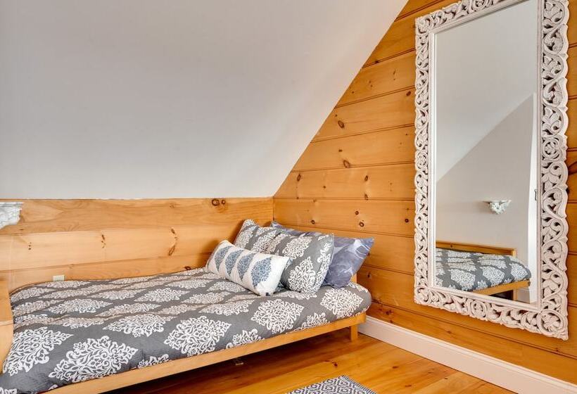 Luxe 14 Acre Vermont Countryside Lodge!