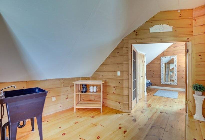 Luxe 14 Acre Vermont Countryside Lodge!