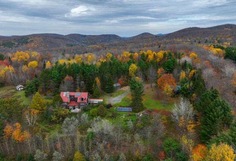 Luxe 14 Acre Vermont Countryside Lodge!