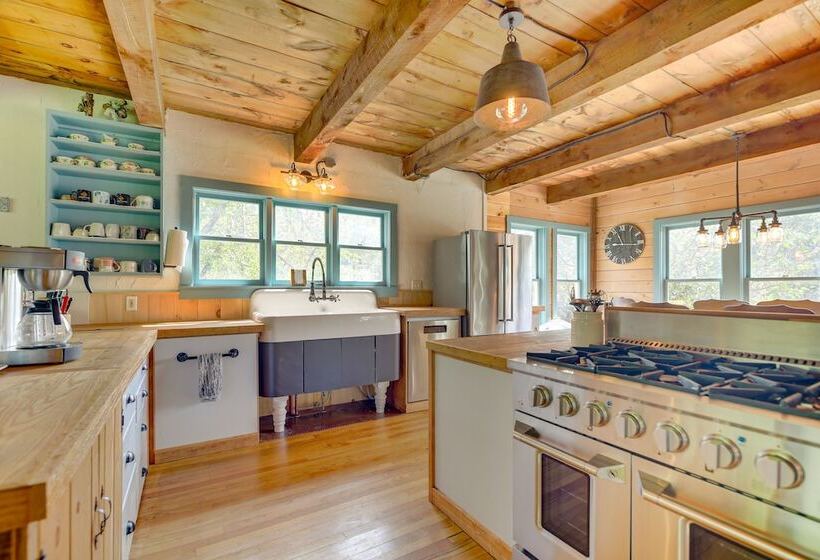 Luxe 14 Acre Vermont Countryside Lodge!