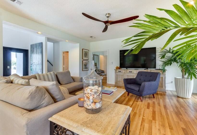 Luxe Gulf Breeze Home W/ Patios   4 Mi To Beaches!