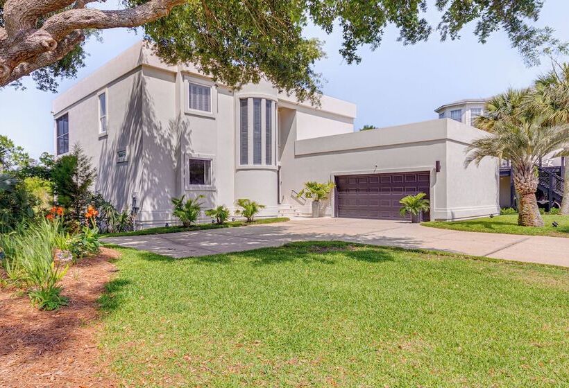 Luxe Gulf Breeze Home W/ Patios   4 Mi To Beaches!