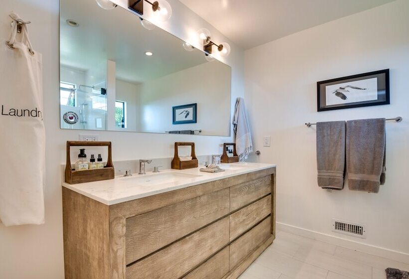 Malibu Retreat W/ Balcony & Mountain Views