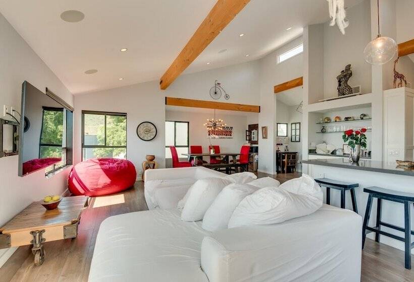 Malibu Retreat W/ Balcony & Mountain Views