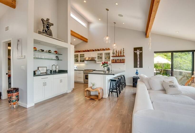 Malibu Retreat W/ Balcony & Mountain Views