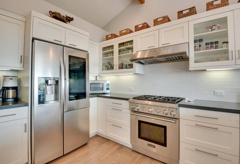 Malibu Retreat W/ Balcony & Mountain Views