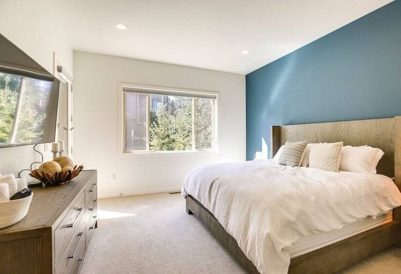 Modern Bend Home W/ Private Hot Tub & Fireplace