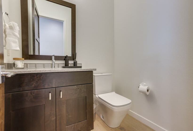 Modern Bend Home W/ Private Hot Tub & Fireplace