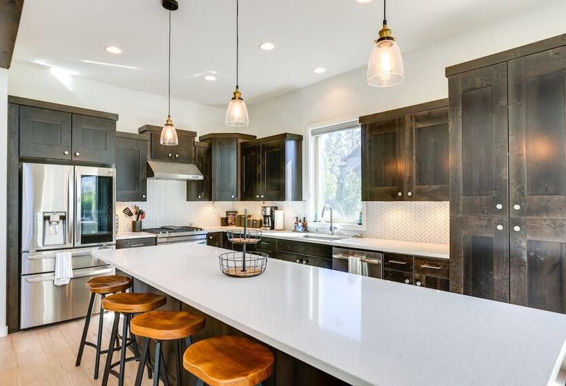 Modern Bend Home W/ Private Hot Tub & Fireplace