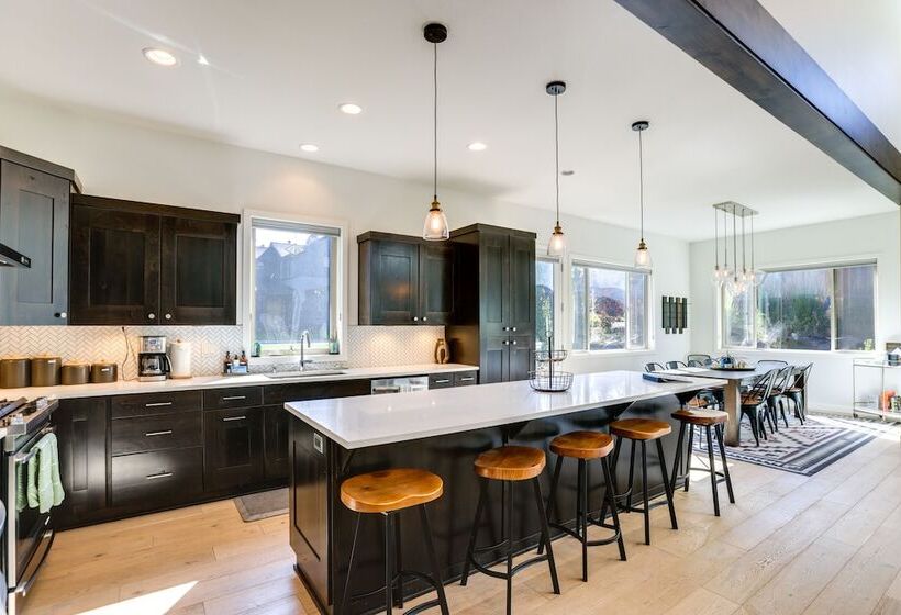 Modern Bend Home W/ Private Hot Tub & Fireplace