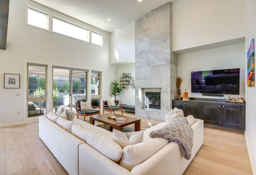 Modern Bend Home W/ Private Hot Tub & Fireplace