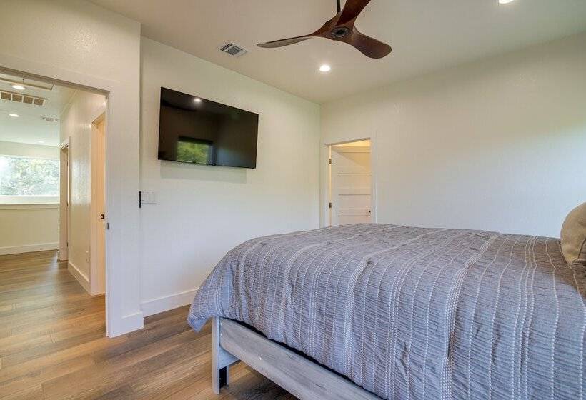 Modern Kingsland Home W/ River Access & Kayaks!