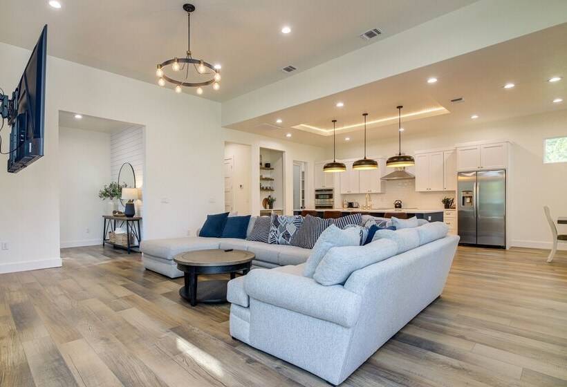 Modern Kingsland Home W/ River Access & Kayaks!