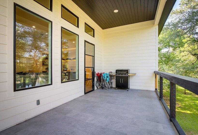 Modern Kingsland Home W/ River Access & Kayaks!