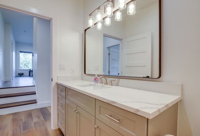 Modern Kingsland Home W/ River Access & Kayaks!