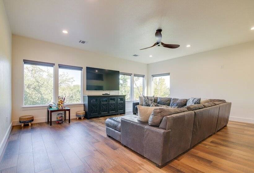 Modern Kingsland Home W/ River Access & Kayaks!