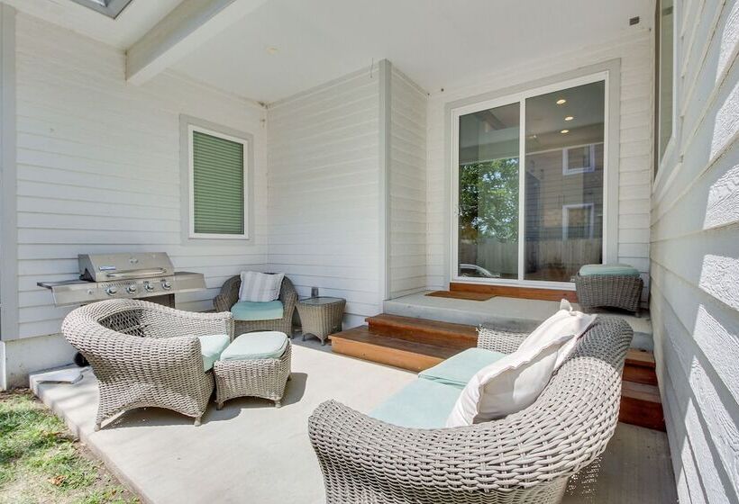 Modern Lawrence Home W/ Patio < Half Mi To U Of K!