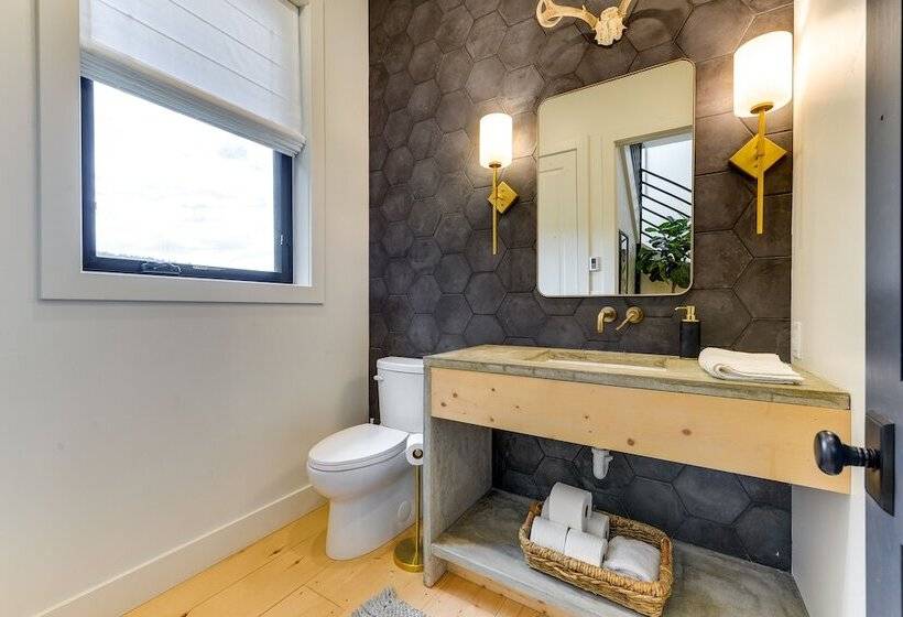 Modern Turnerville Cabin W/ Hot Tub & Scenic Views