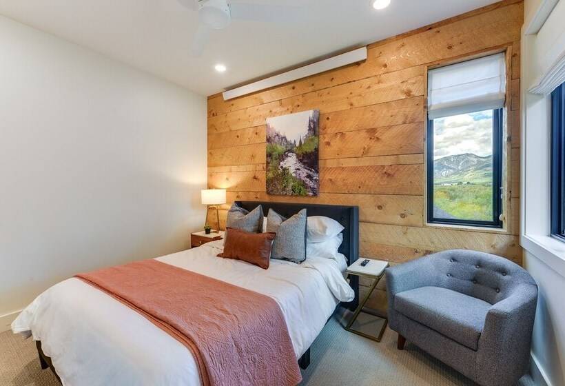 Modern Turnerville Cabin W/ Hot Tub & Scenic Views