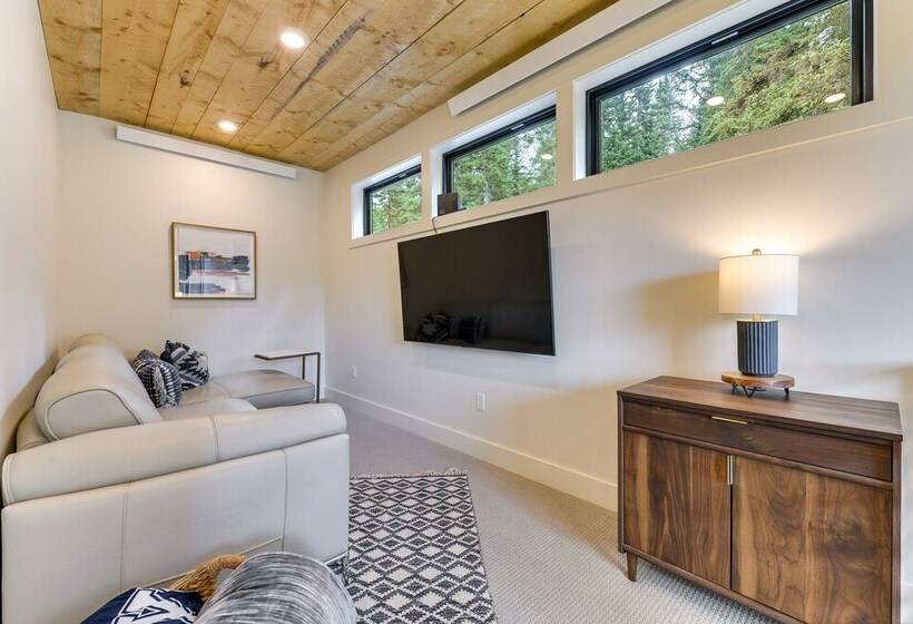 Modern Turnerville Cabin W/ Hot Tub & Scenic Views