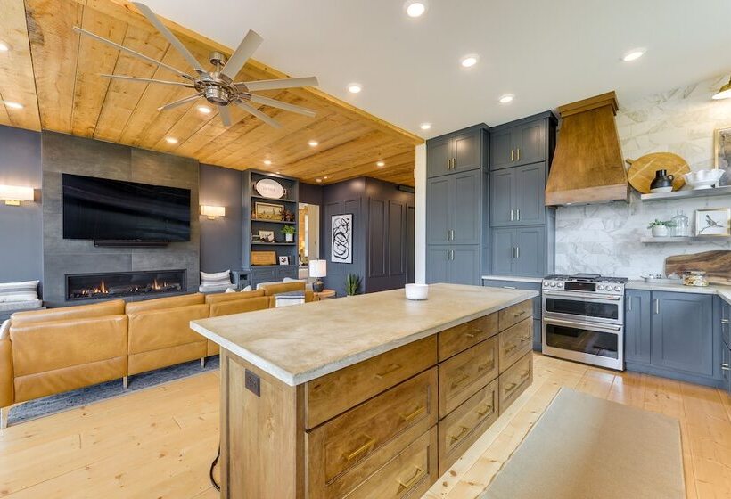 Modern Turnerville Cabin W/ Hot Tub & Scenic Views