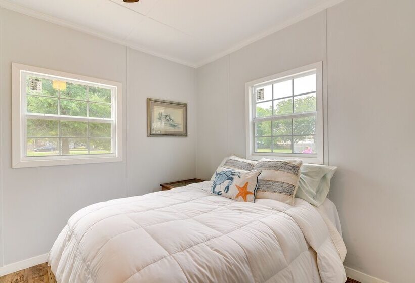 Modern Winnie Cottage W/ Grill On Half Acre!