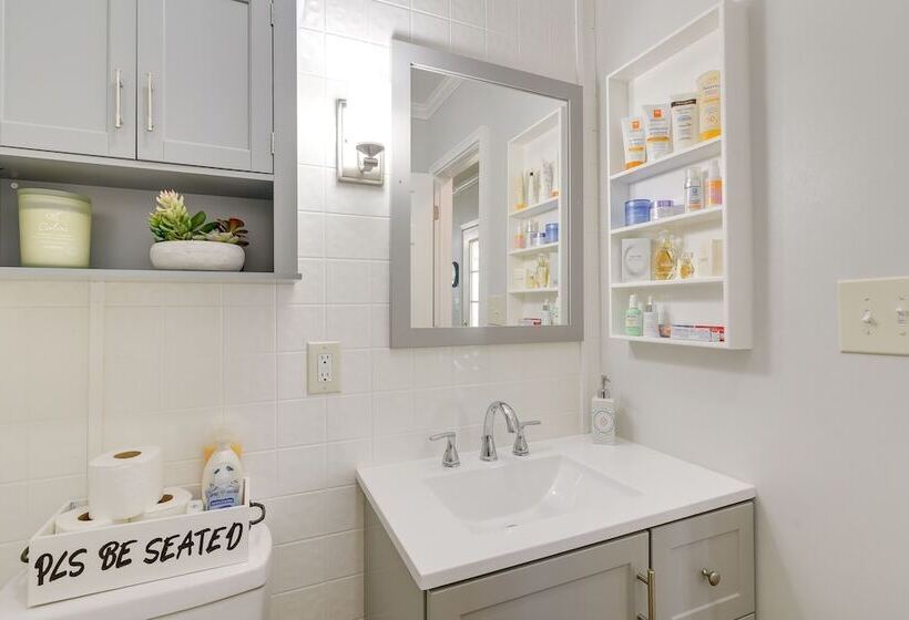 Modern Winnie Cottage W/ Grill On Half Acre!