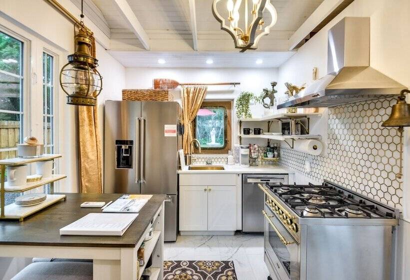 New Smyrna Beach Cottage ~ 1 Mi To Downtown!