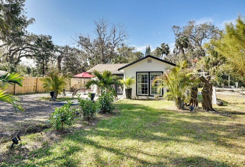 New Smyrna Beach Cottage ~ 1 Mi To Downtown!