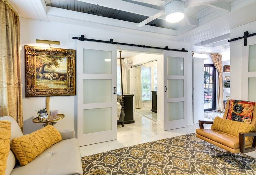 New Smyrna Beach Cottage ~ 1 Mi To Downtown!