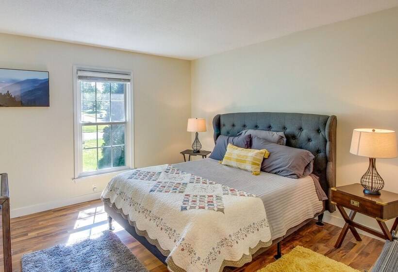 Overland Park Home W/ Fenced In Yard & Gas Grill!