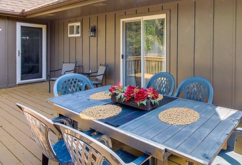 Overland Park Home W/ Fenced In Yard & Gas Grill!