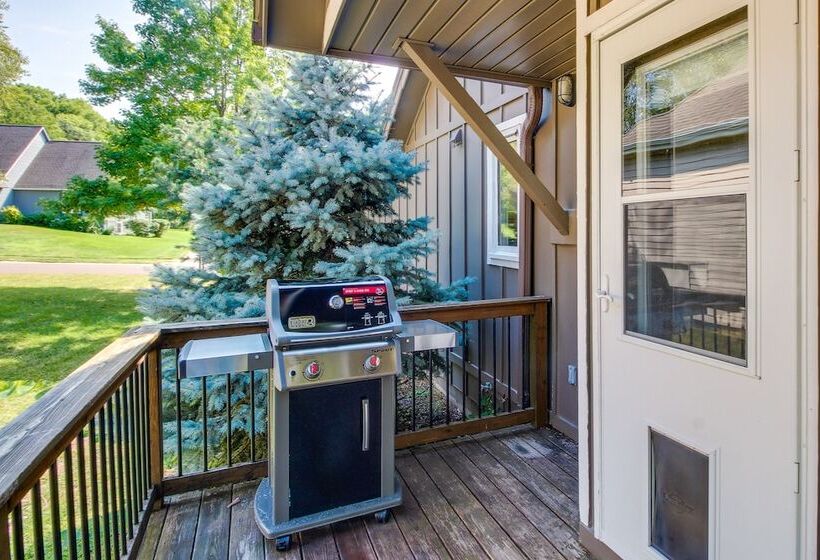 Overland Park Home W/ Fenced In Yard & Gas Grill!