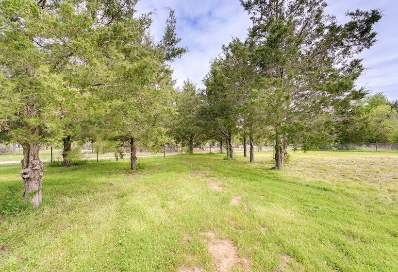 Peaceful Cabin Near Lake Texoma W/ Fire Pit!