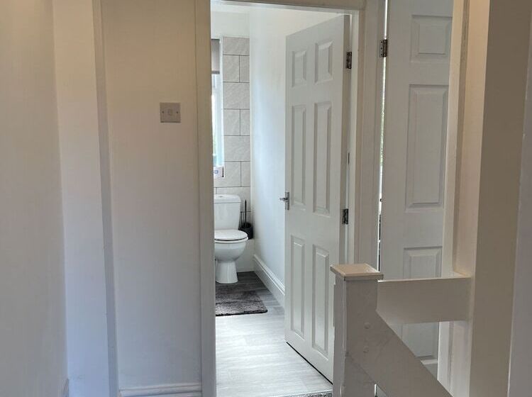 膳宿费 Modernised Central Wigan Townhouse Sleeps Up To 6