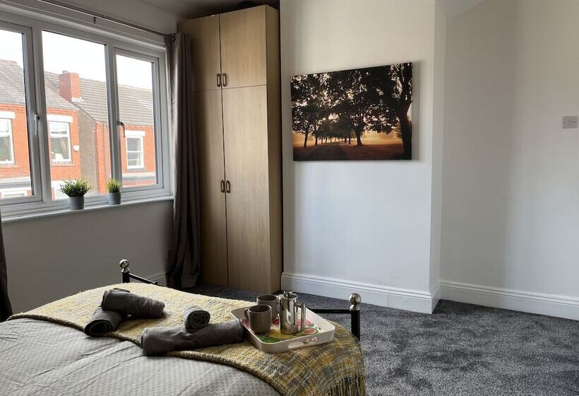 膳宿费 Modernised Central Wigan Townhouse Sleeps Up To 6