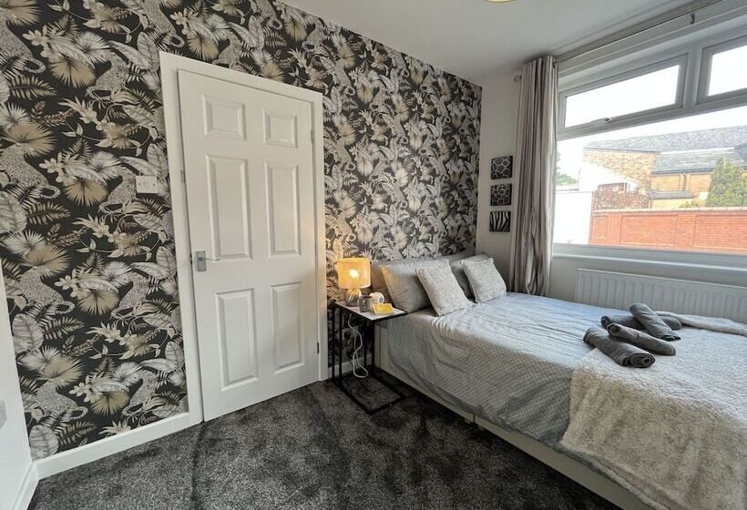 膳宿费 Modernised Central Wigan Townhouse Sleeps Up To 6