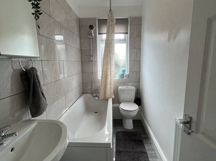 膳宿费 Modernised Central Wigan Townhouse Sleeps Up To 6